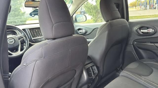 Used 2016 Jeep Cherokee Latitude w/ Cold Weather Group AWD/4WD image 24