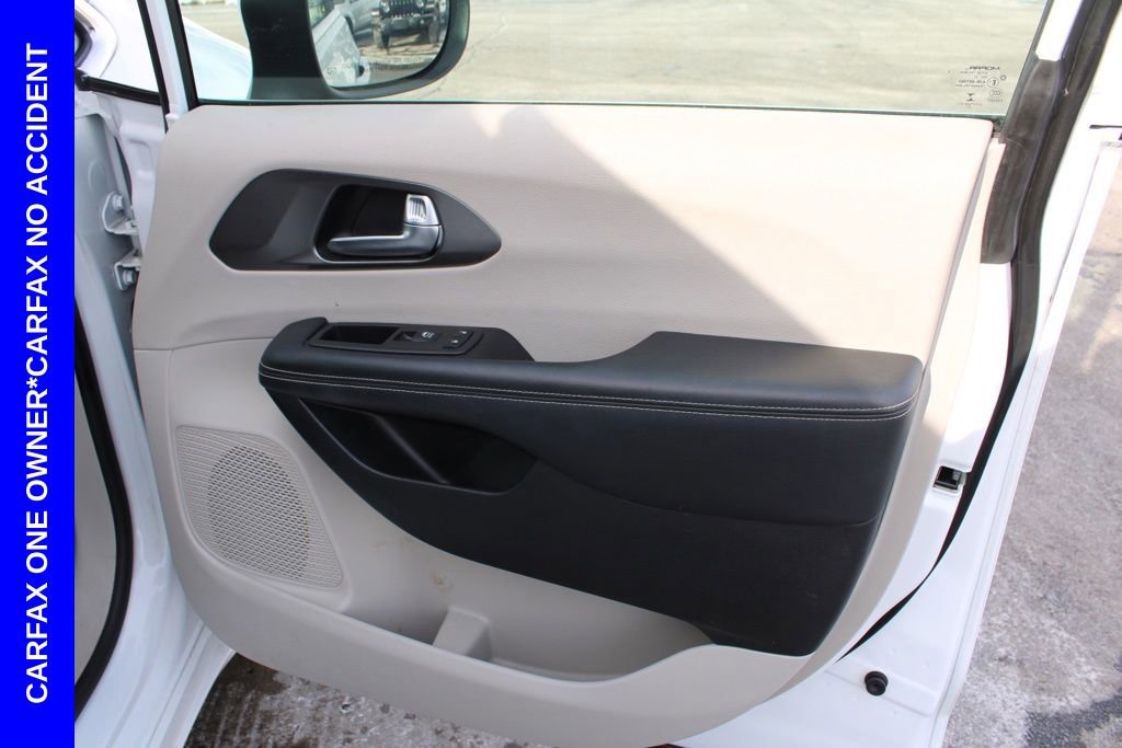 Used 2023 Chrysler Pacifica Touring-L image 20