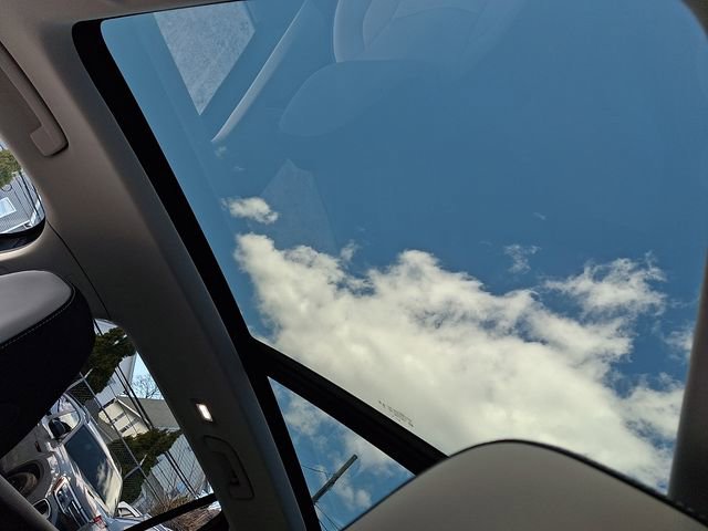 Used 2025 Volkswagen Tiguan SE w/ Panoramic Sunroof Package image 14