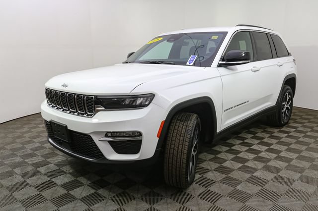 Used 2025 Jeep Grand Cherokee Limited AWD/4WD image 4