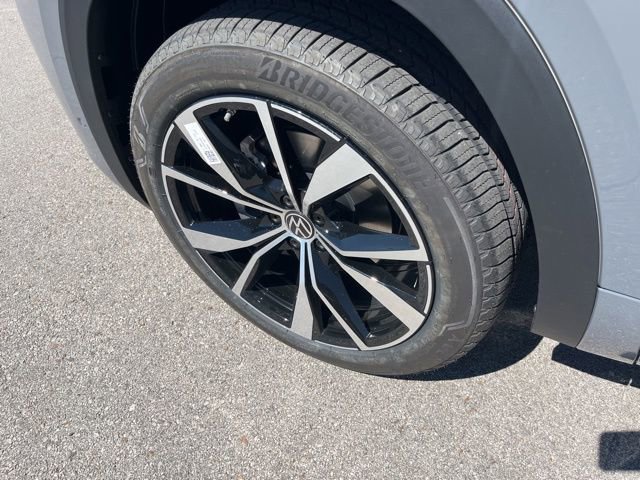 New 2026 Volkswagen Atlas Cross Sport SEL Premium R-Line image 5