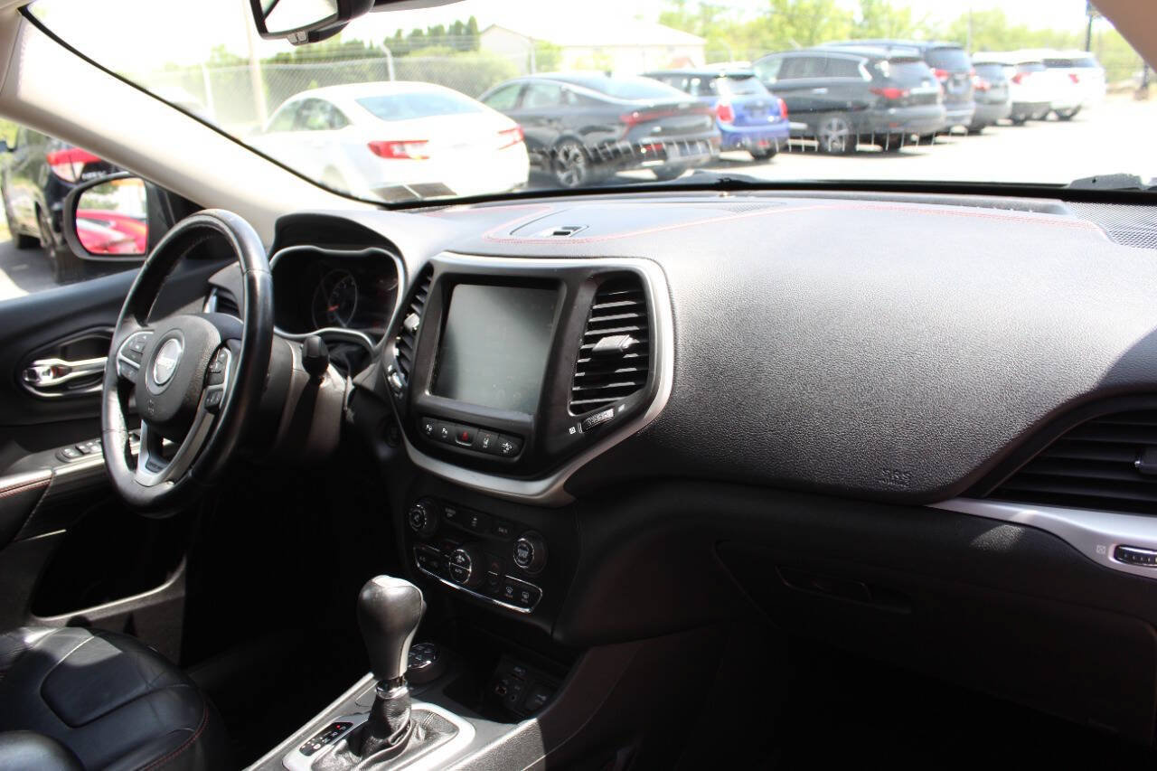 Used 2014 Jeep Cherokee Trailhawk w/ Technology Group AWD/4WD image 18