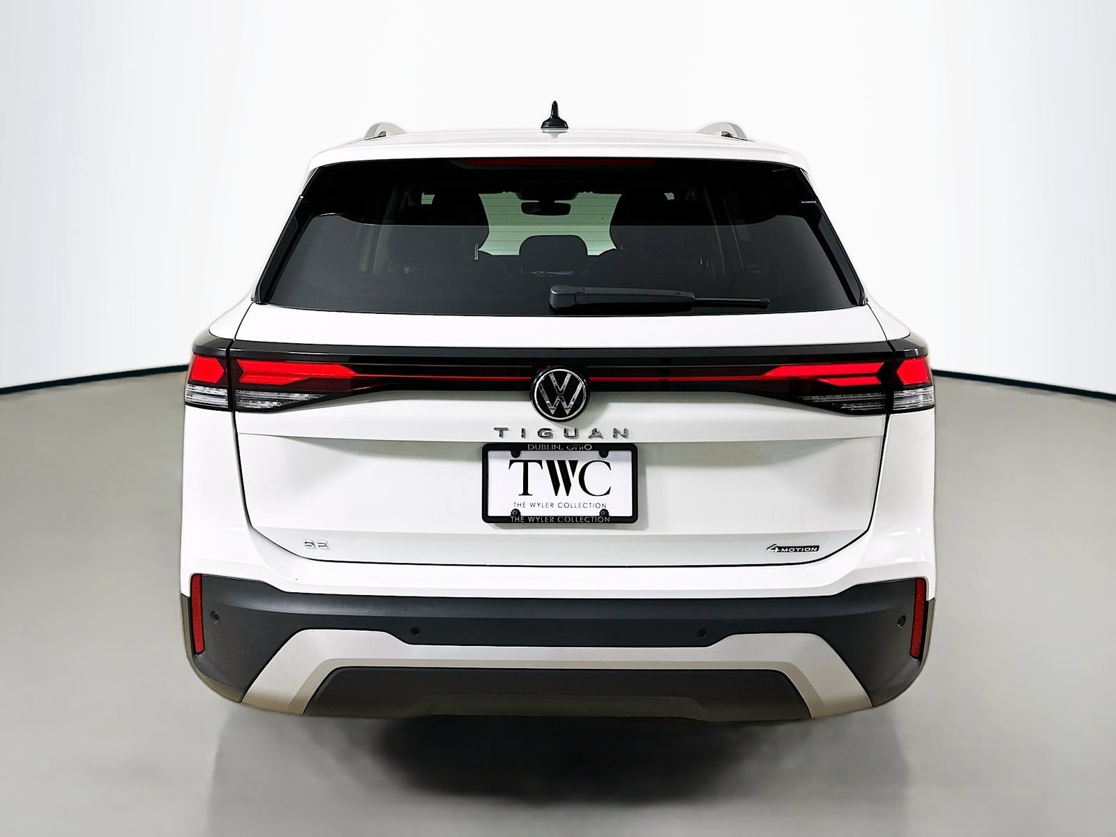 Used 2025 Volkswagen Tiguan SE AWD/4WD image 6