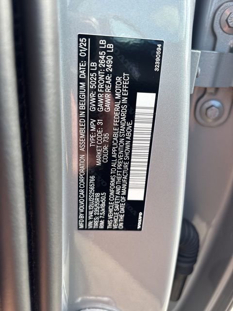 Used 2025 Volvo XC40 B5 Core image 28