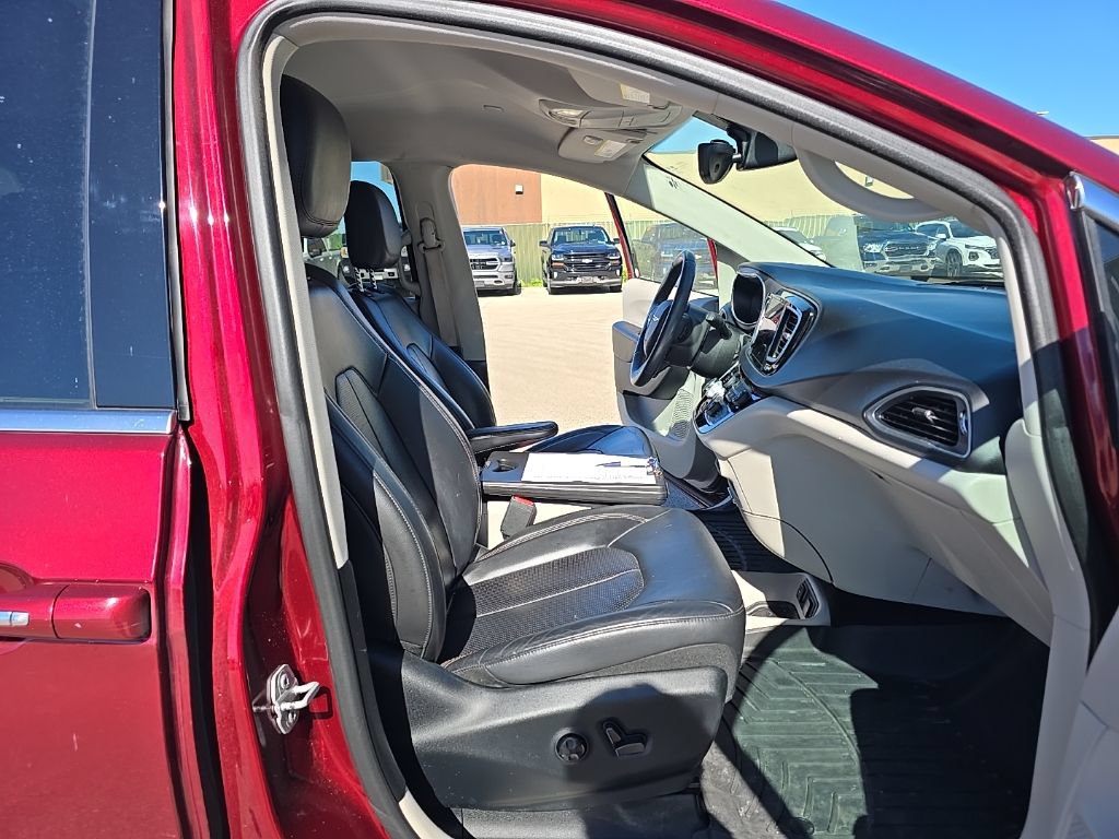 Used 2017 Chrysler Pacifica Touring-L Plus w/ Tire & Wheel Group FWD image 19