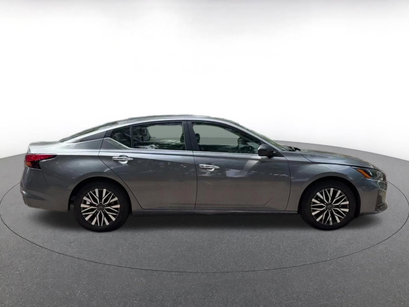 Used 2024 Nissan Altima 2.5 SV FWD image 16