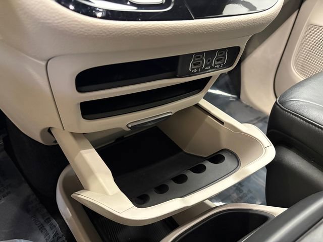 Used 2021 Chrysler Pacifica Touring-L image 19