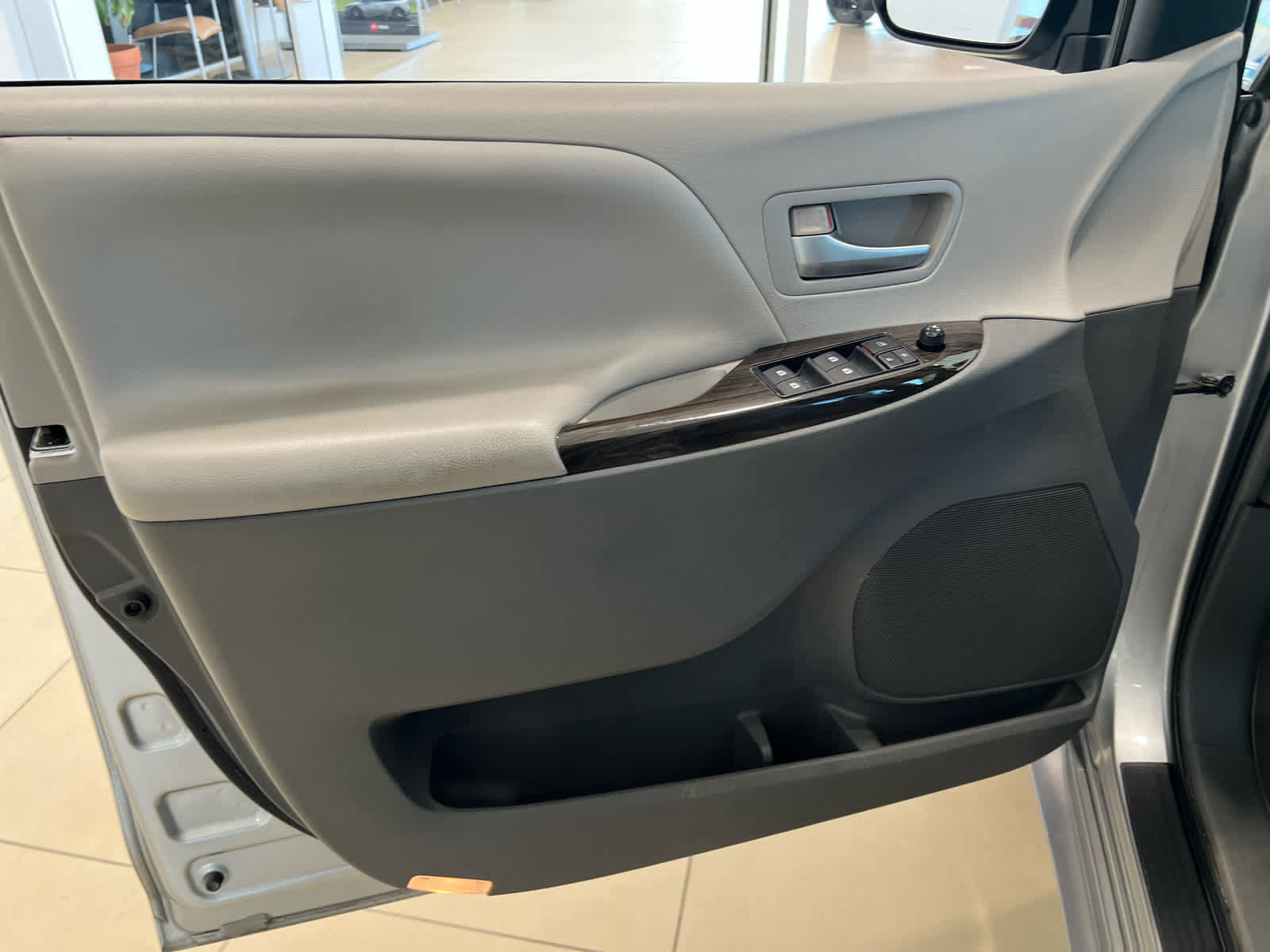 Used 2015 Toyota Sienna XLE FWD image 13