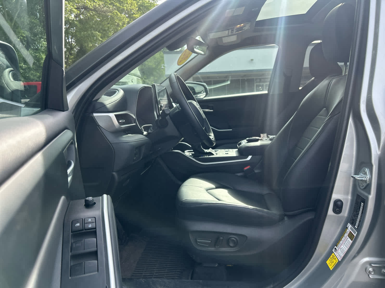 Used 2025 Toyota Highlander XLE image 8