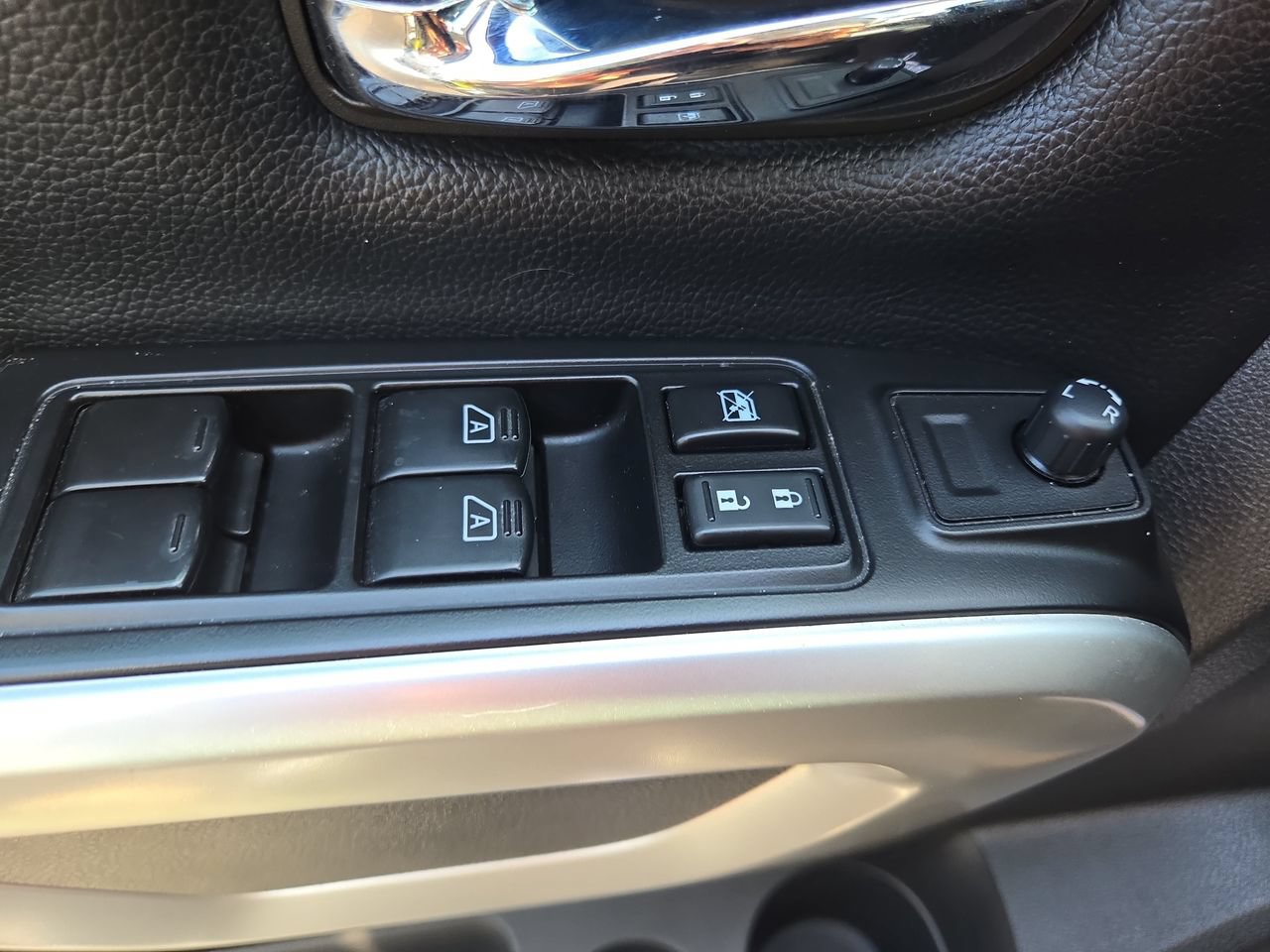Used 2018 Nissan Titan SV w/ SV Convenience Package RWD image 16