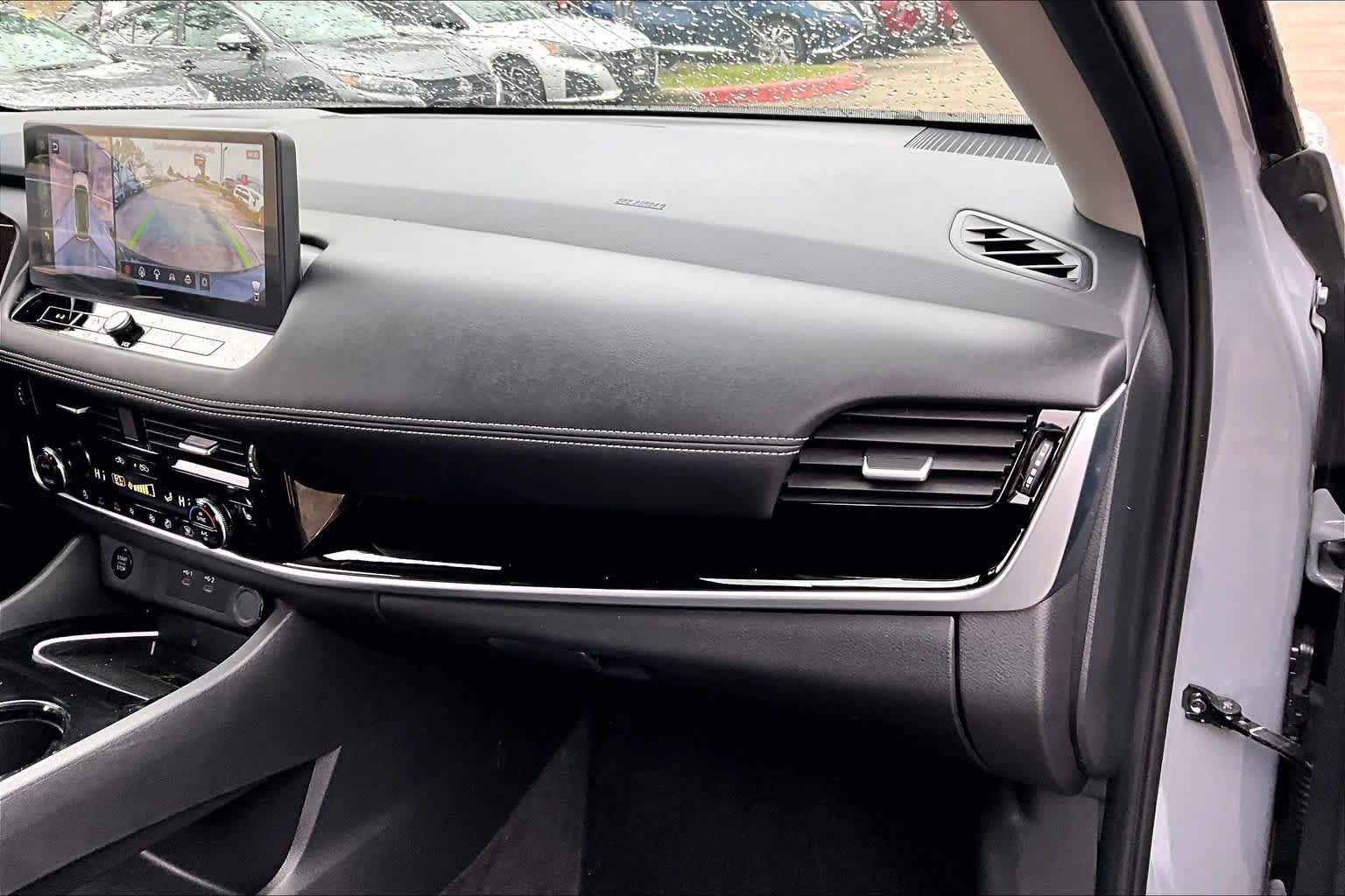 Used 2025 Nissan Rogue SL w/ Tech Package FWD image 18