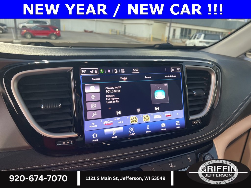 Used 2022 Chrysler Pacifica Touring-L image 25