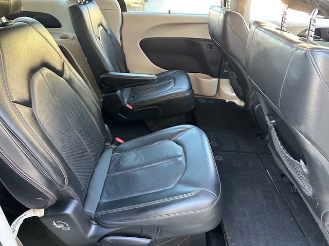 Used 2020 Chrysler Pacifica Touring-L w/ Tire & Wheel Group image 27