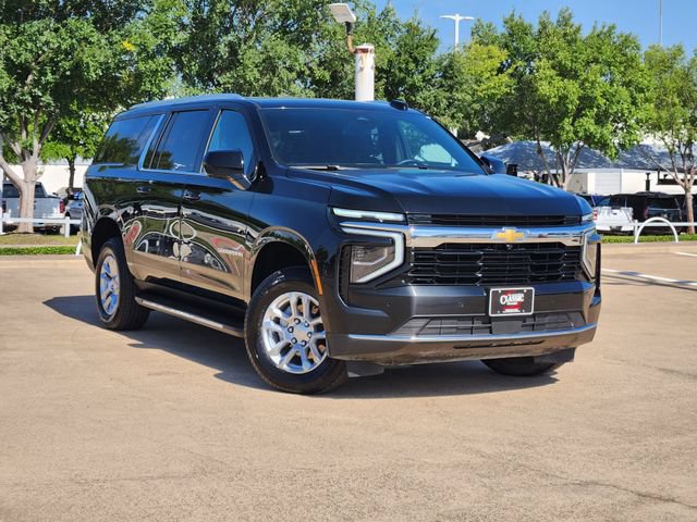Used 2025 Chevrolet Suburban LS RWD image 2
