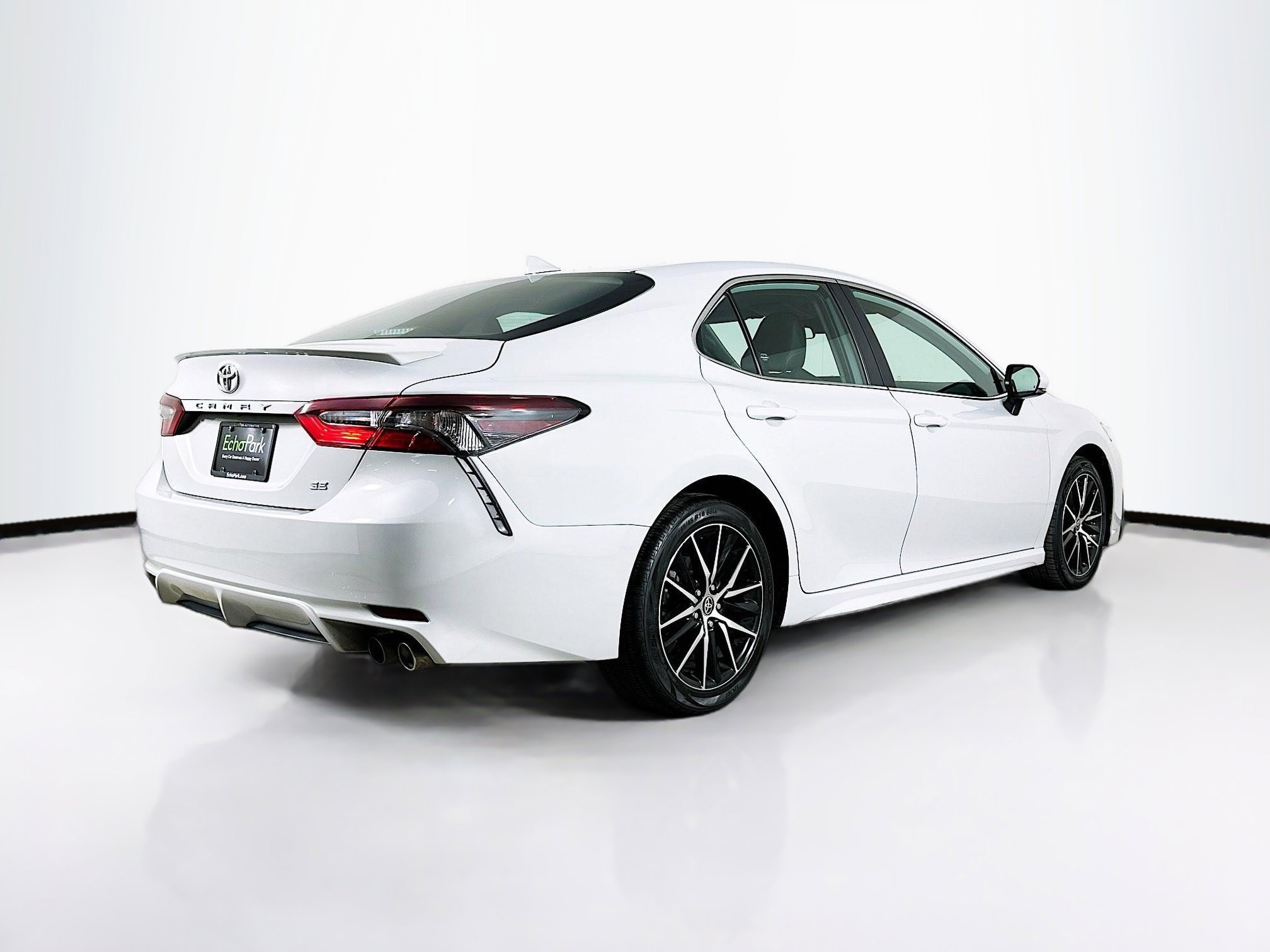 Used 2024 Toyota Camry SE image 9