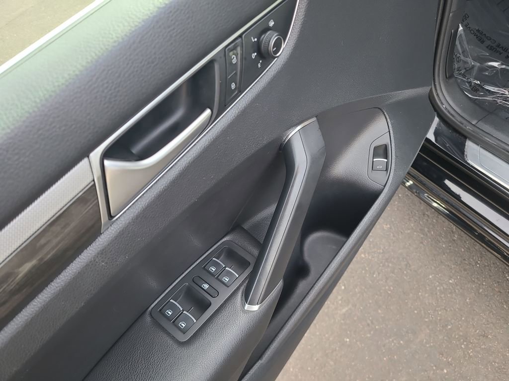 Used 2016 Volkswagen Passat 1.8T SEL Premium image 18