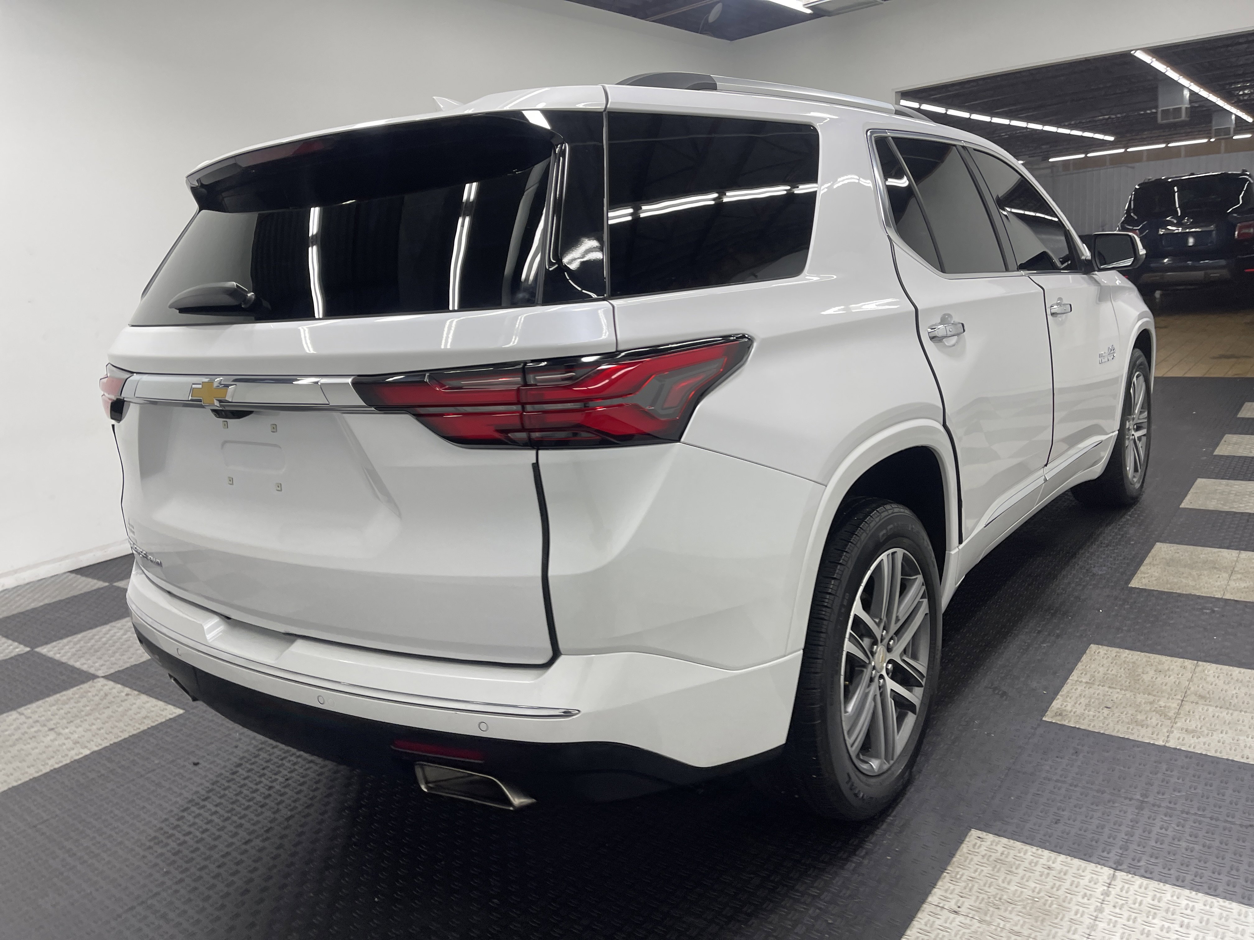 Used 2023 Chevrolet Traverse High Country image 5