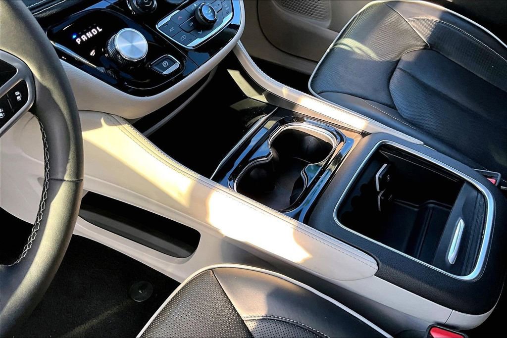 Used 2024 Chrysler Pacifica Limited image 16