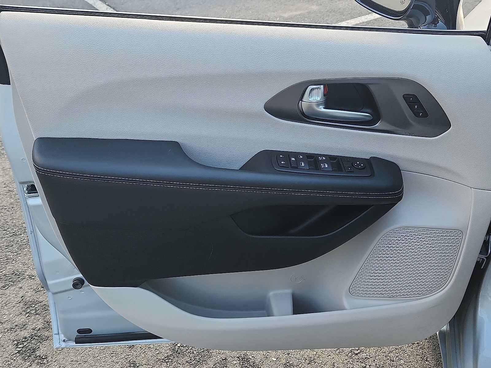 Used 2024 Chrysler Pacifica Touring-L FWD image 12