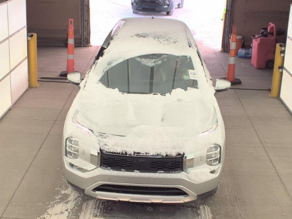 Used 2024 Mitsubishi Outlander SE image 2
