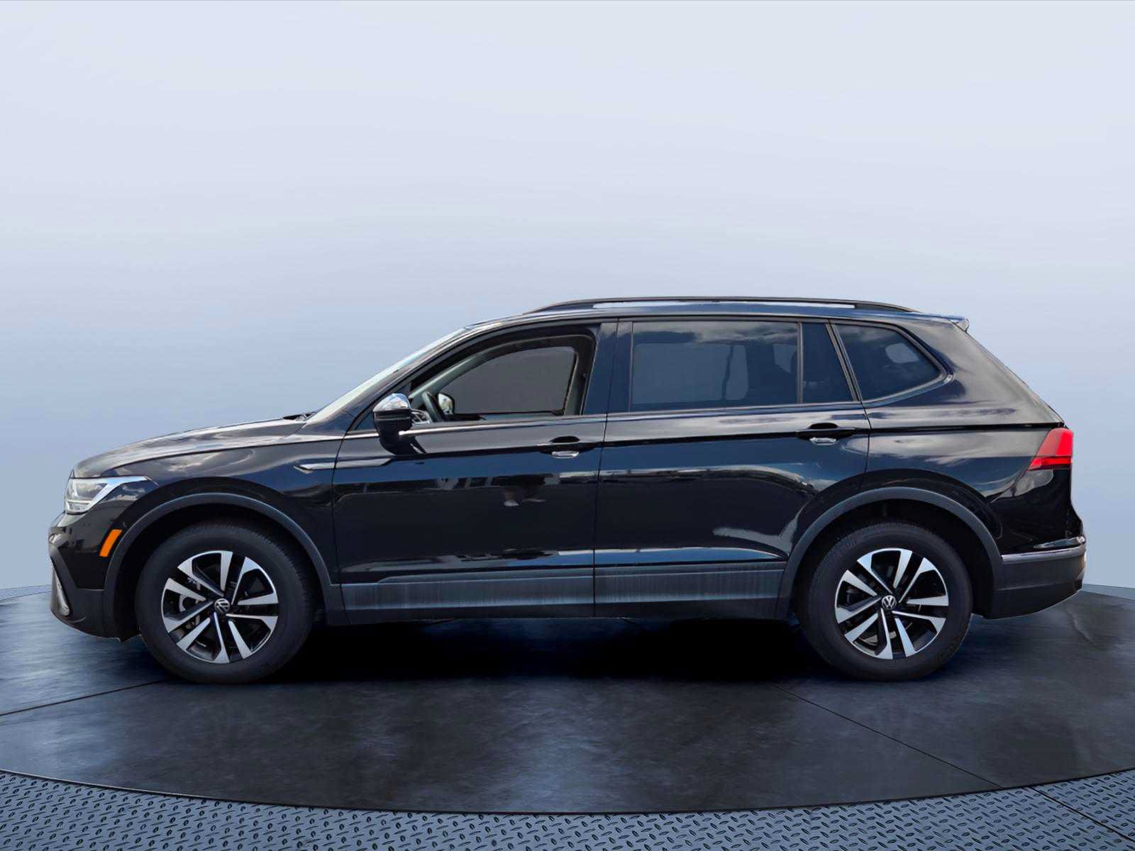 Used 2023 Volkswagen Tiguan S w/ Driver Assistance Package FWD image 3