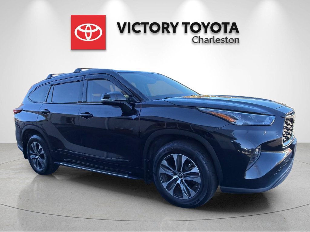 Used 2022 Toyota Highlander XLE AWD/4WD image 5