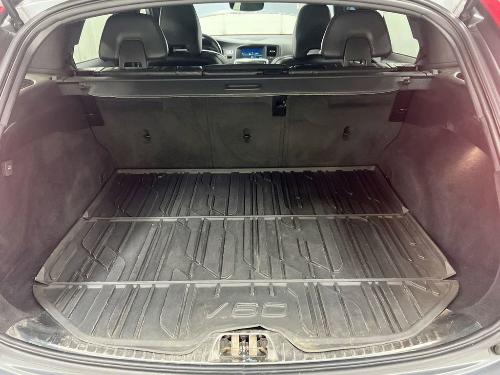 Used 2017 Volvo V60 T6 R-Design Platinum image 25