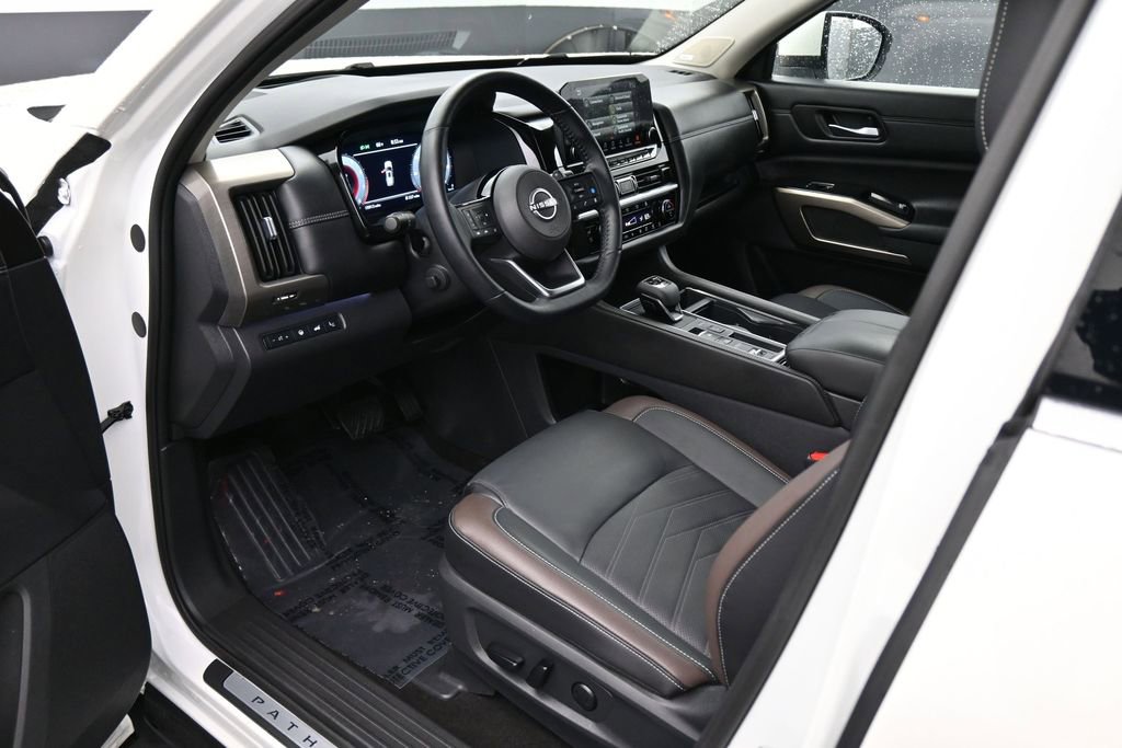Used 2024 Nissan Pathfinder Platinum FWD image 2