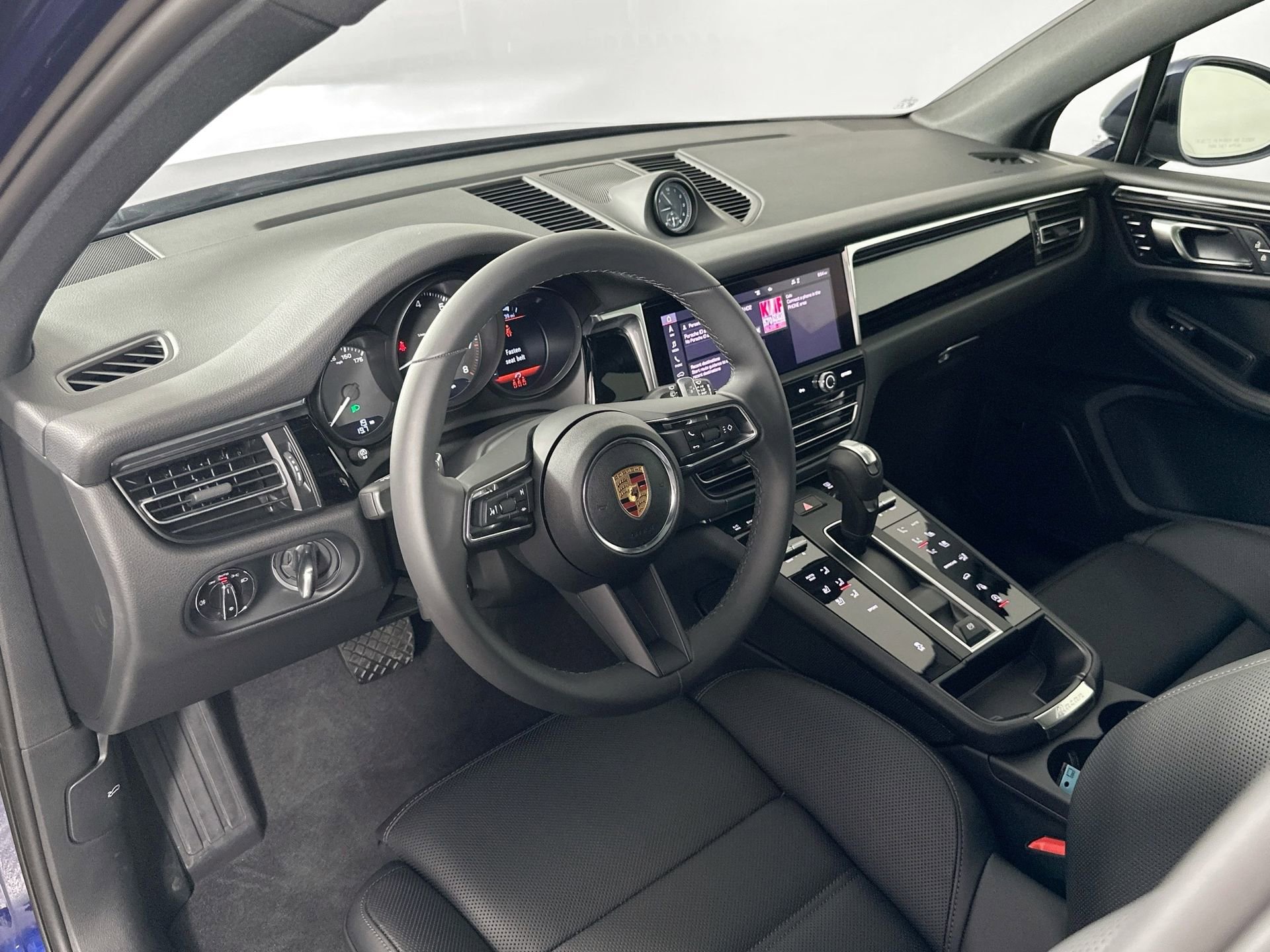 Certified 2025 Porsche Macan image 4