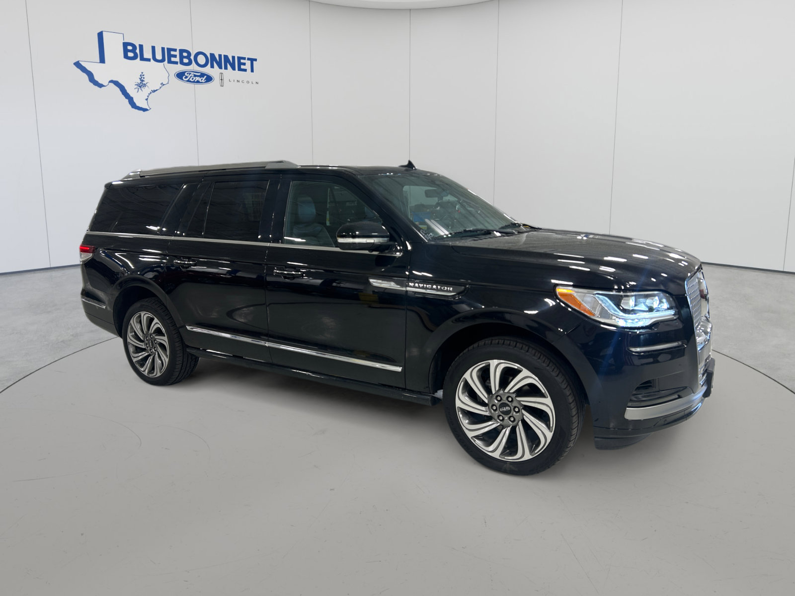 Used 2024 Lincoln Navigator L 4WD image 2