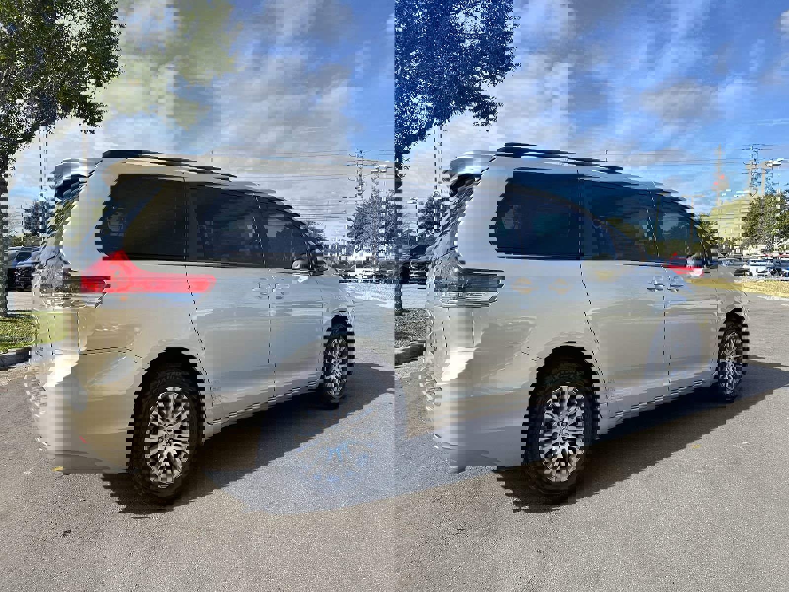 Used 2014 Toyota Sienna XLE image 6