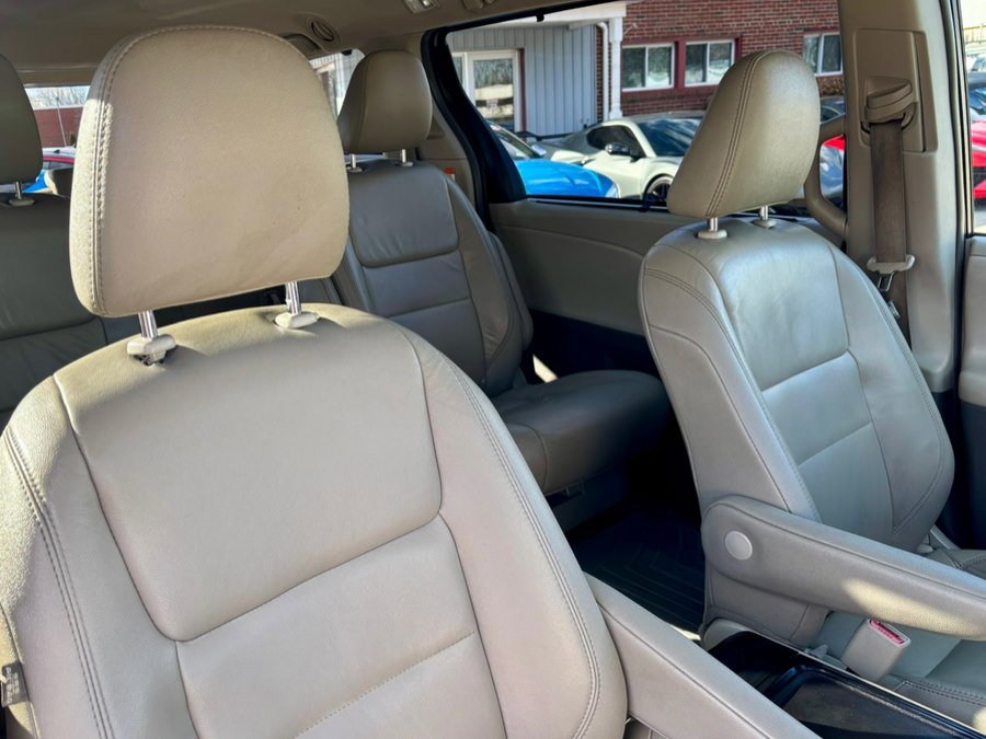 Used 2017 Toyota Sienna XLE w/ XLE Navigation Package image 19