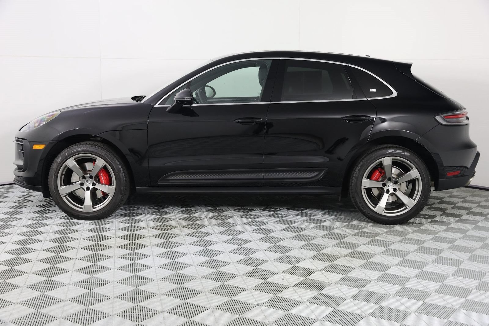 Certified 2023 Porsche Macan S AWD/4WD image 2