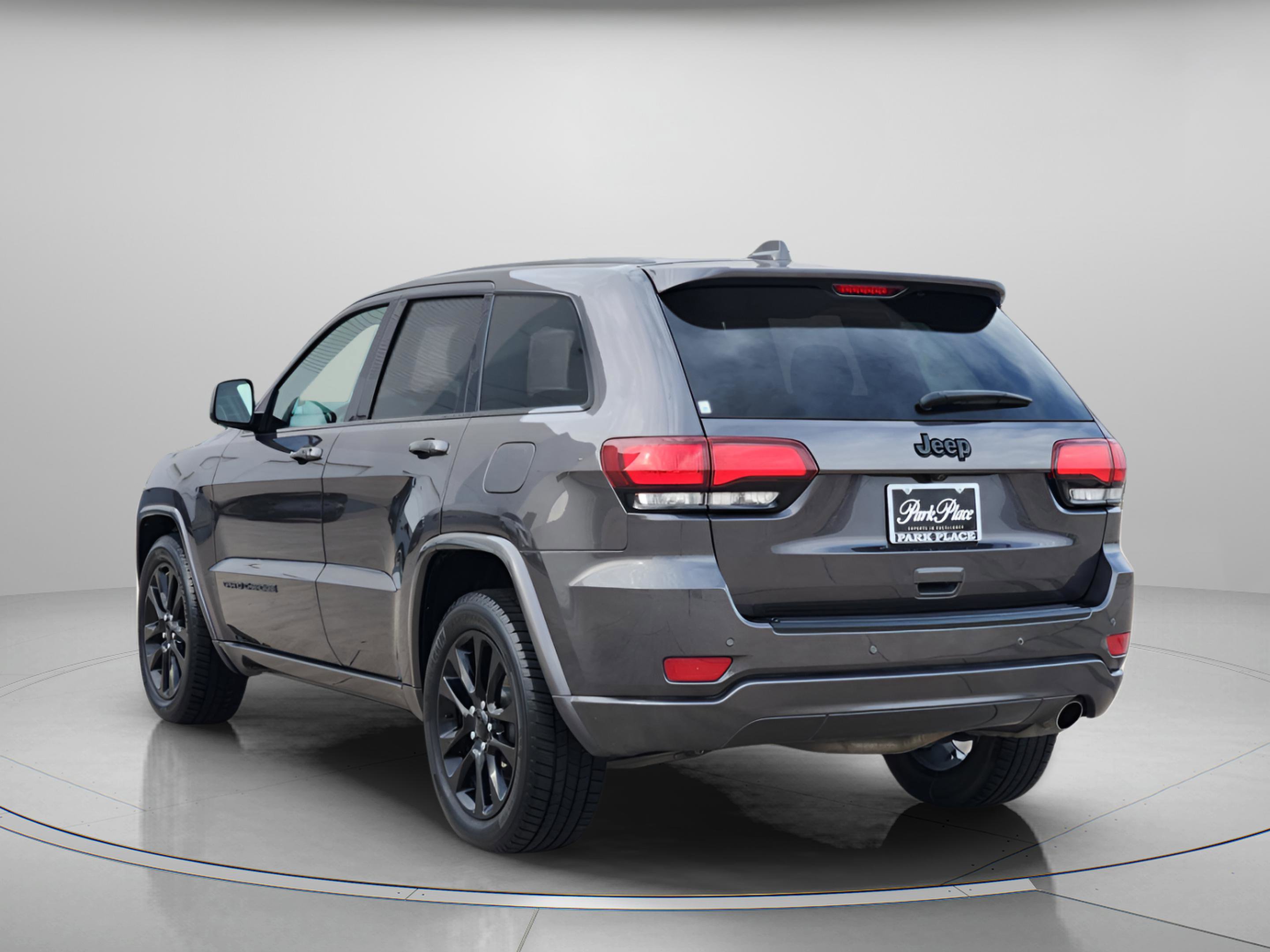 Used 2019 Jeep Grand Cherokee Altitude image 3