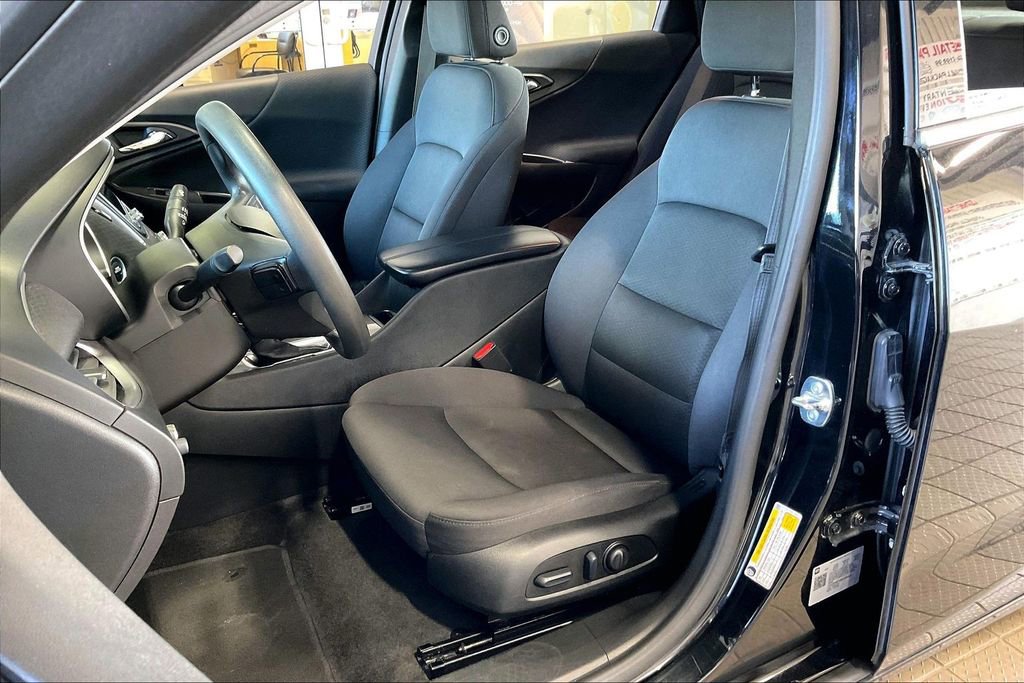 Used 2025 Chevrolet Malibu LT FWD image 3