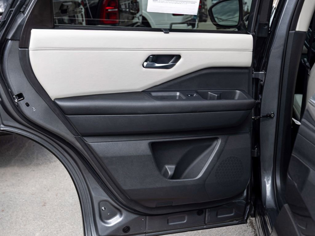 Used 2023 Nissan Pathfinder SL AWD/4WD image 14