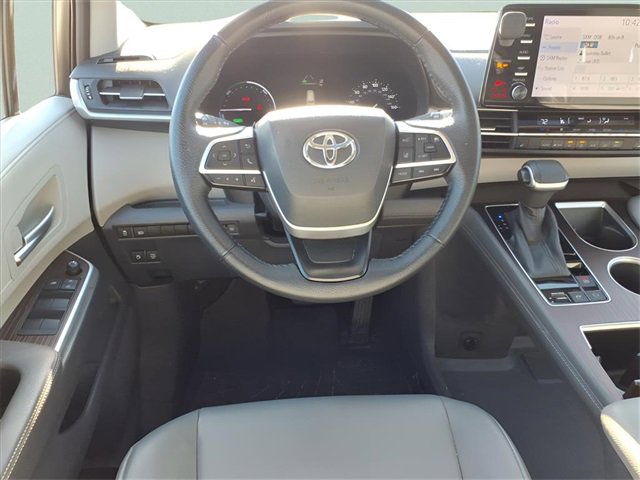 Used 2021 Toyota Sienna XLE image 4