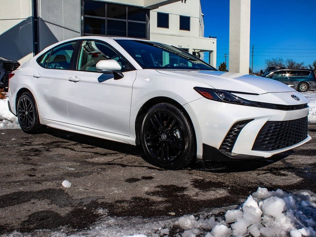 Used 2025 Toyota Camry SE image 3