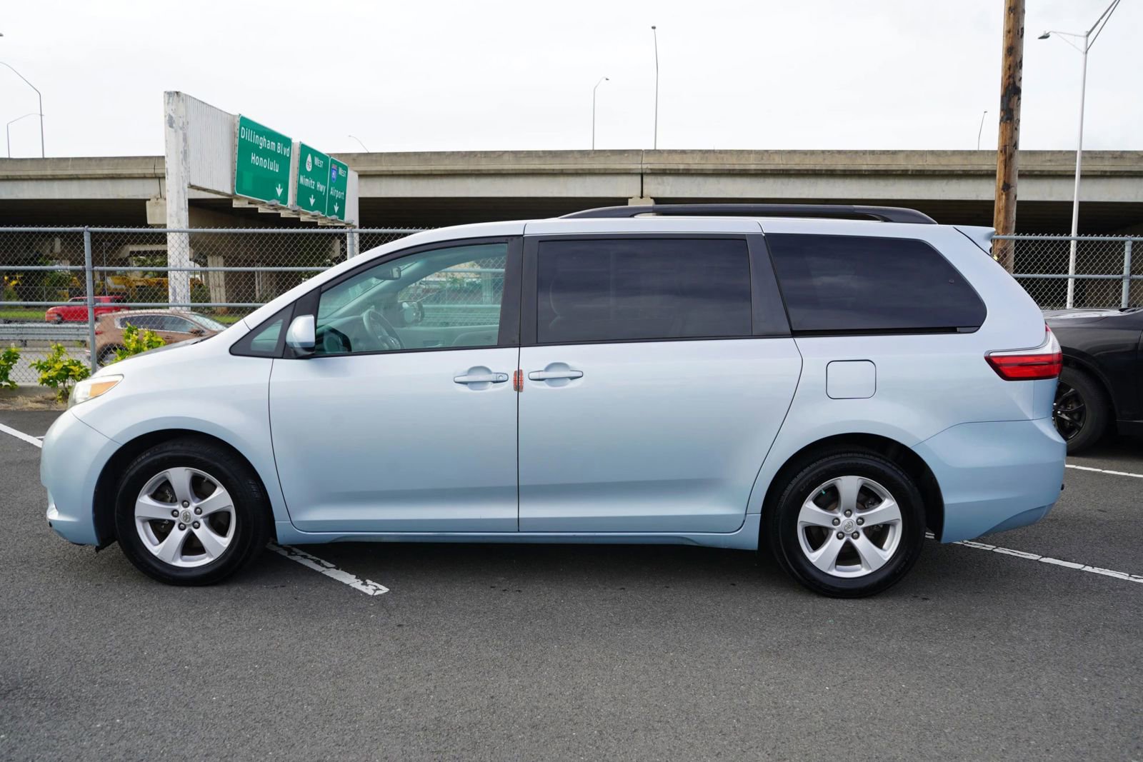 Used 2017 Toyota Sienna LE image 2