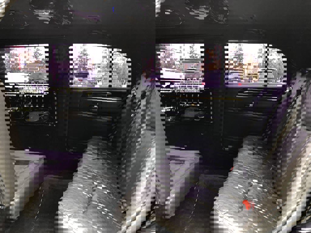 Used 2011 Lincoln Town Car Executive image 10