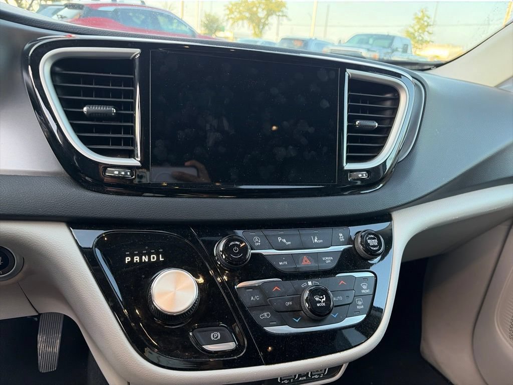 Used 2023 Chrysler Pacifica Touring-L FWD image 13