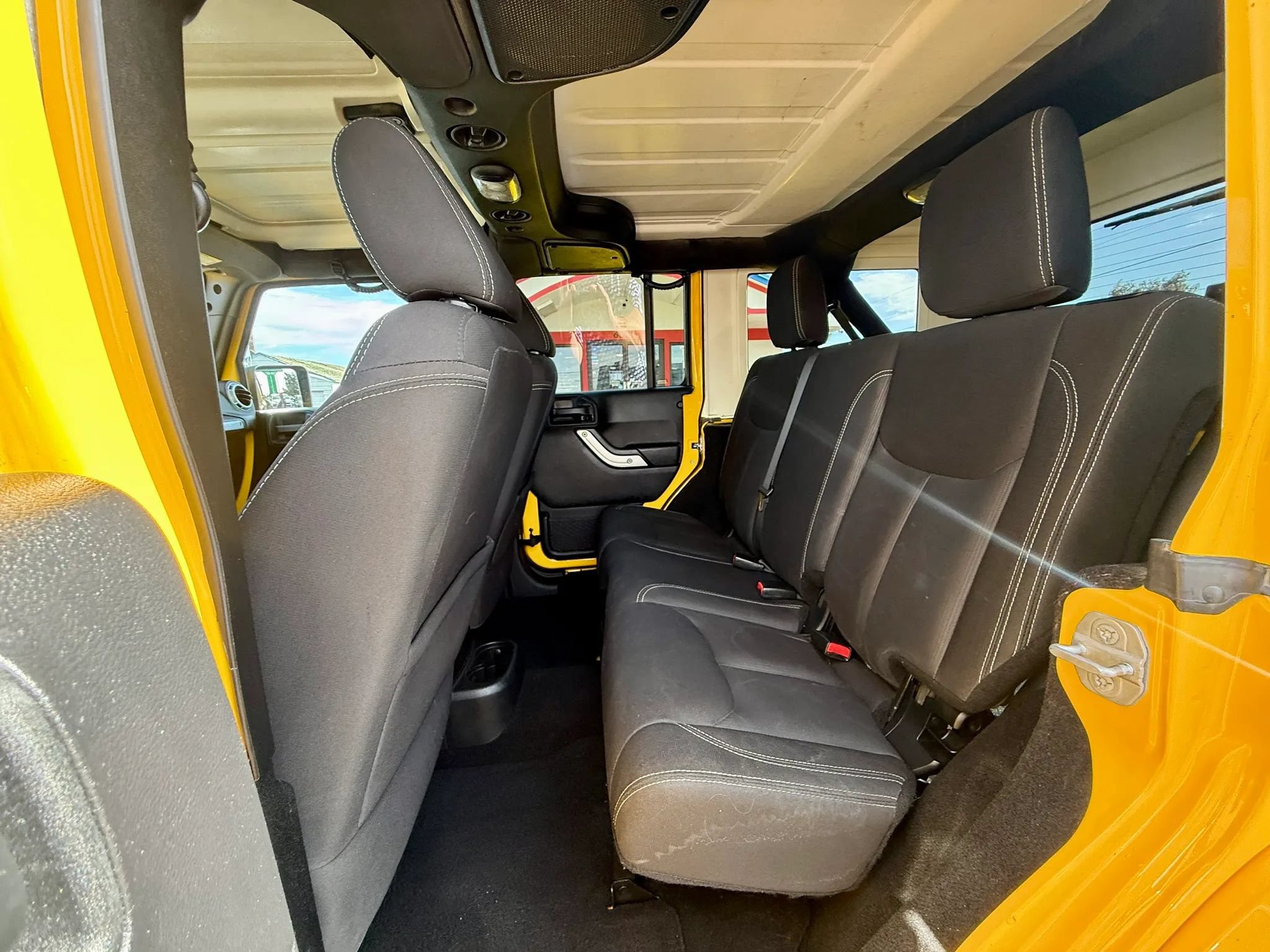 Used 2015 Jeep Wrangler Unlimited Sahara w/ Connectivity Group AWD/4WD image 13