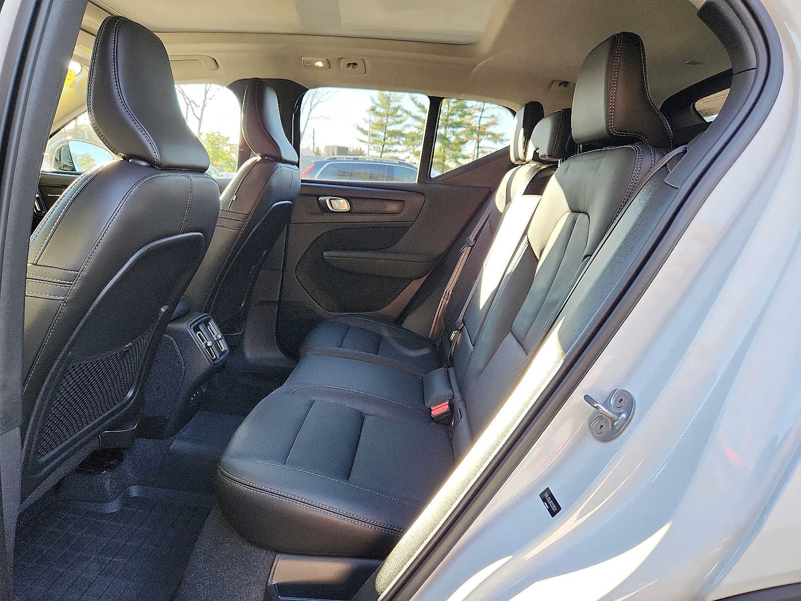 Certified 2024 Volvo XC40 B5 Plus w/ Protection Package Premier AWD/4WD image 10