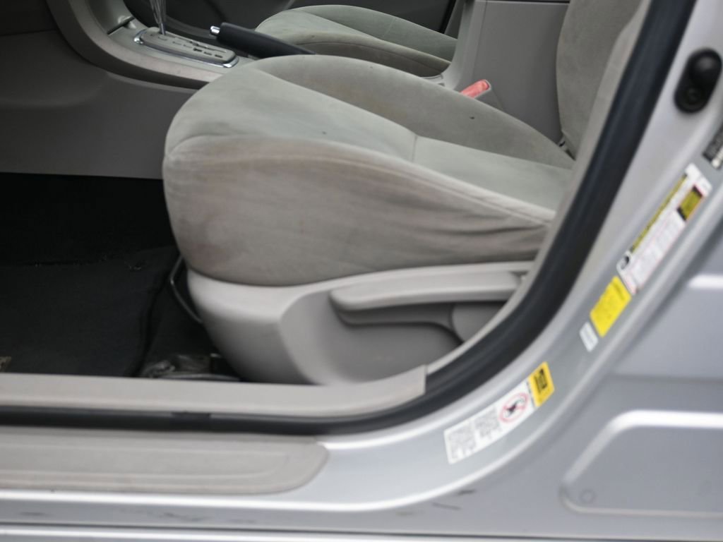 Used 2013 Toyota Corolla LE FWD image 19