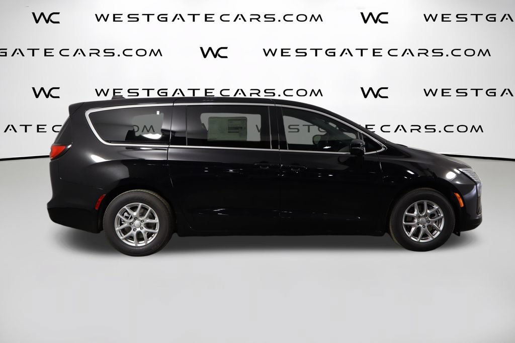 New 2027 Chrysler Pacifica Select FWD image 46