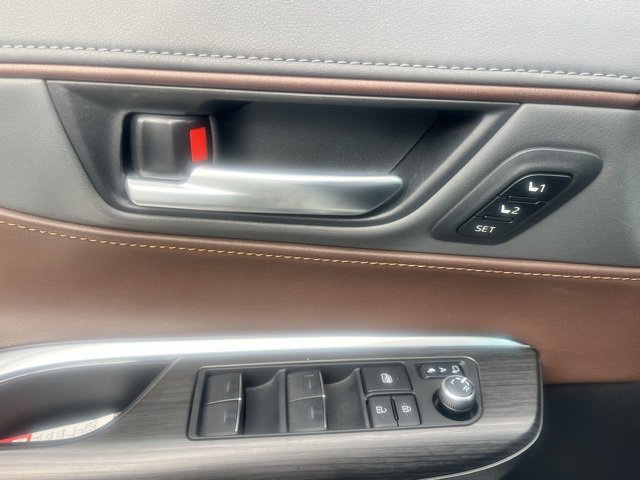 Used 2024 Toyota Venza Limited image 33