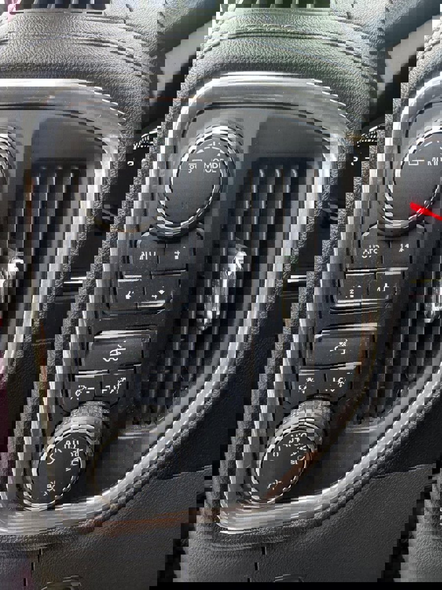 Used 2021 Chevrolet Silverado 1500 LT image 14