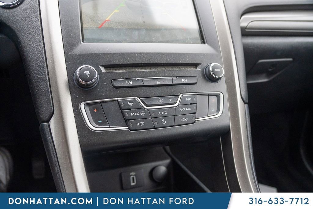 Used 2017 Ford Fusion SE w/ Fusion SE Technology Package image 9