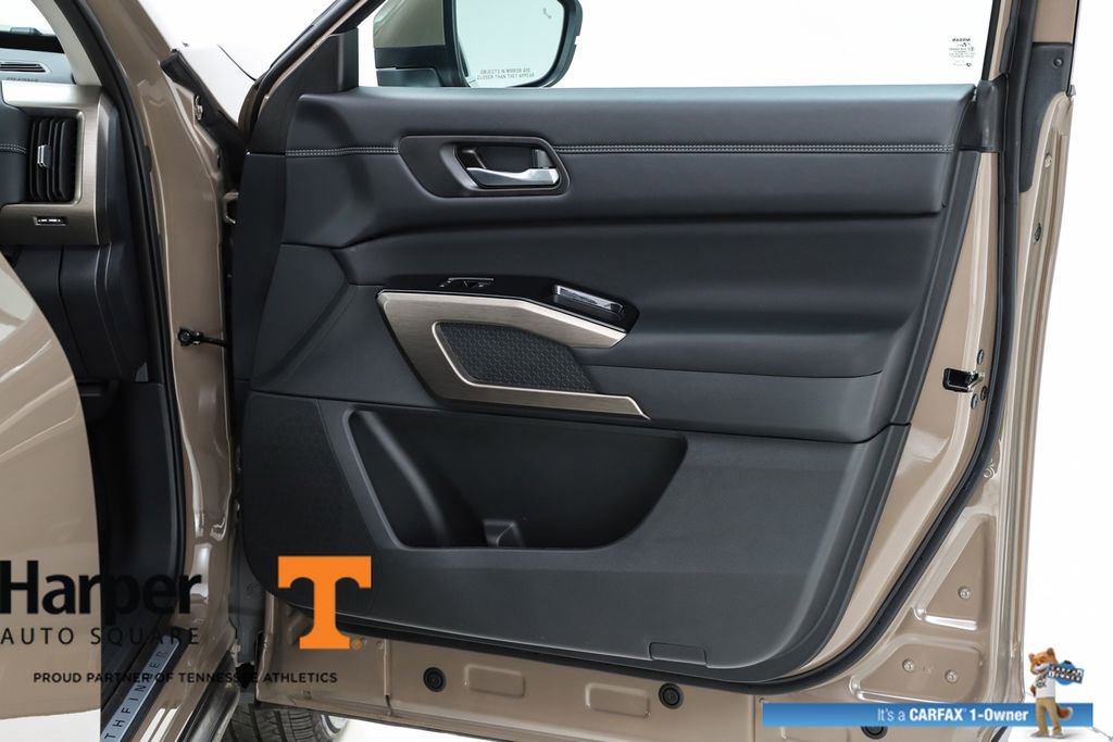 Used 2024 Nissan Pathfinder Platinum image 32