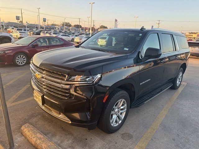 Used 2023 Chevrolet Suburban LT image 3